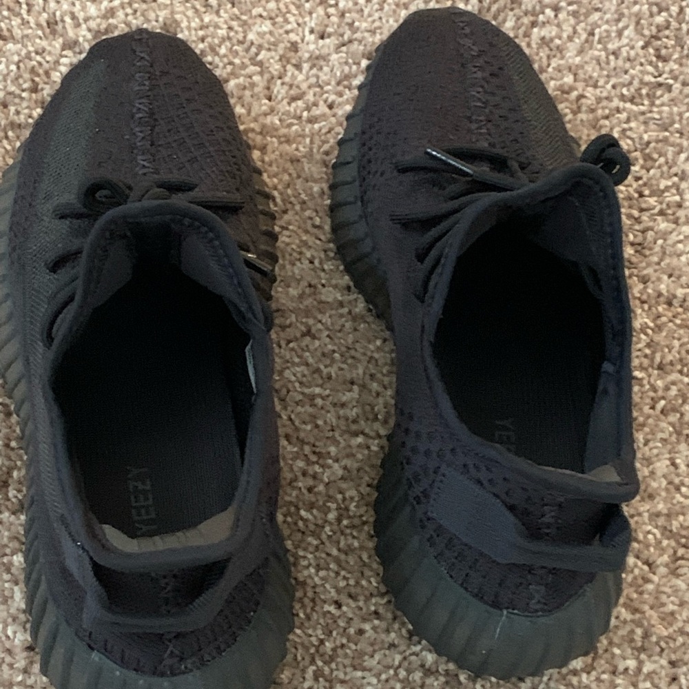 Yeezy Boost 350 V2 Triple Black Sneakers